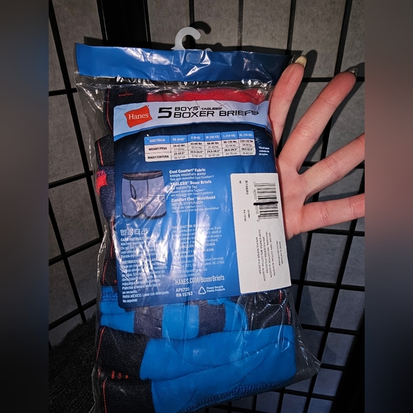 LAST CHANCEBoys Hanes Medium Boxer Briefs - Picture 2 of 3